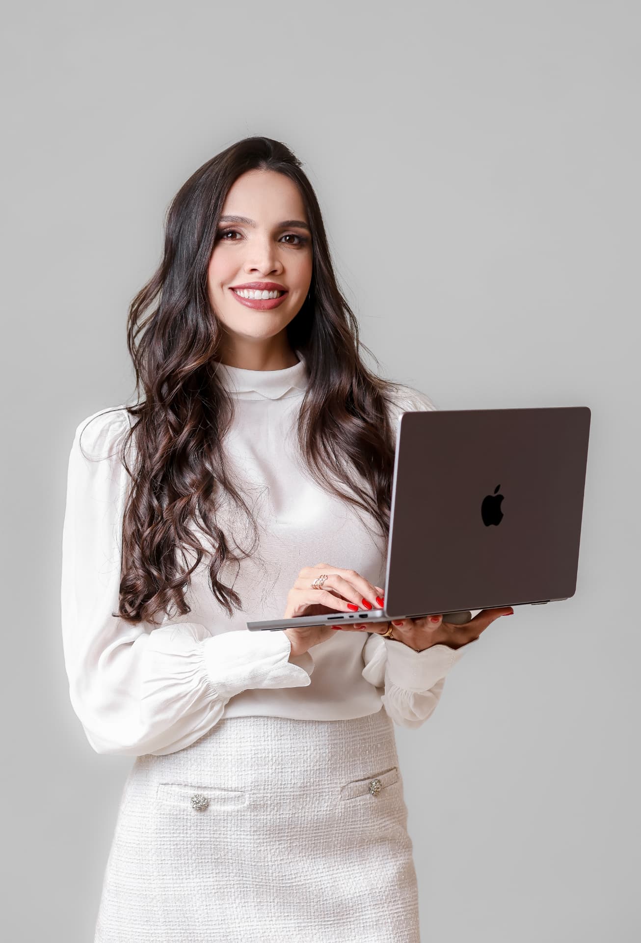 Bruna Fernandes, da Escola Vize, segurando um notebook